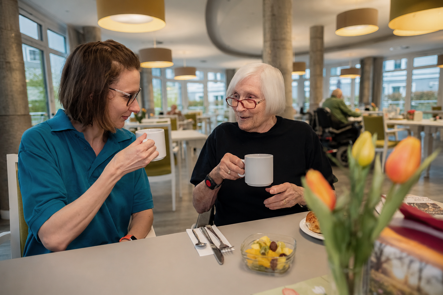 Zwei Bewohnerinnen beim Kaffee trinken im Restaurant.