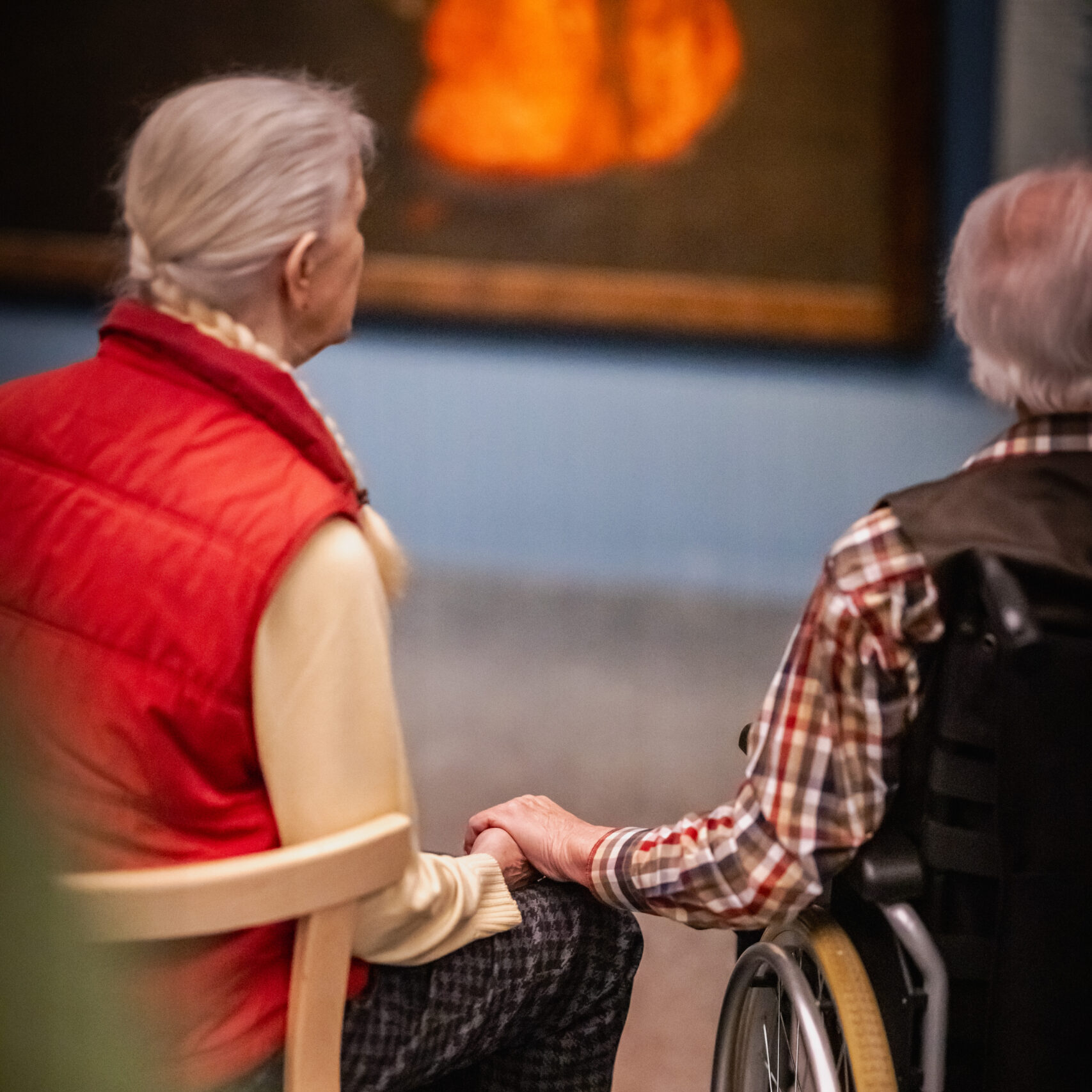 Zwei Bewohnerinnen mit Demenz bei einer Ausstellung im Stadtdomizil