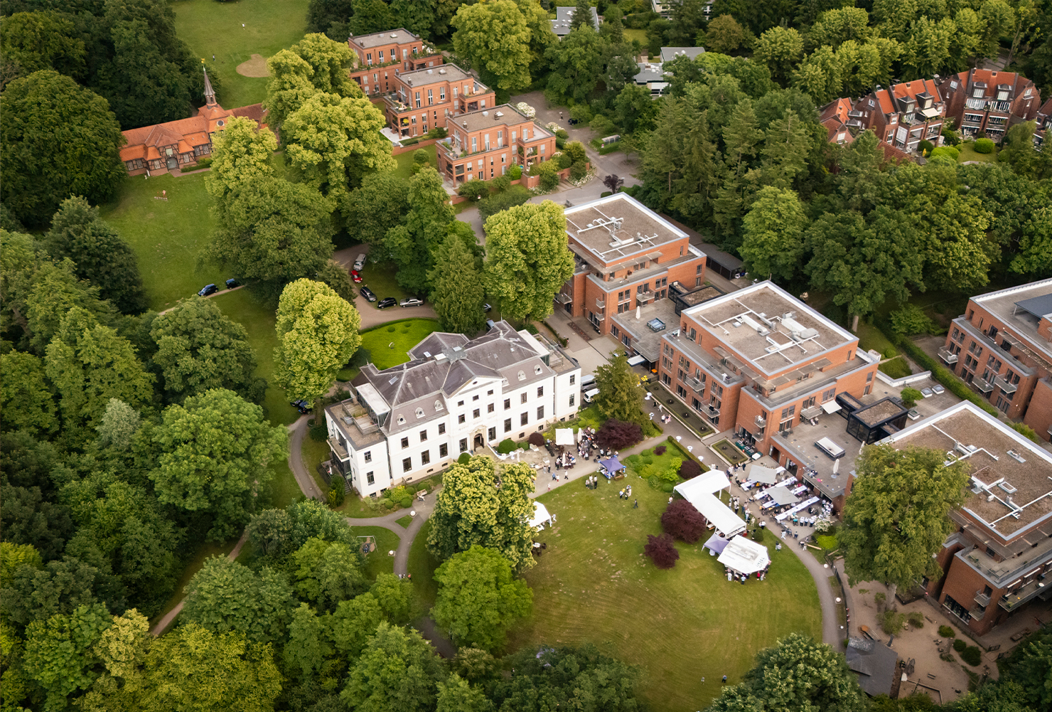 Herrenhaus Wellingsbüttel und Alsterdomizil mit viel Natur umhüllt.