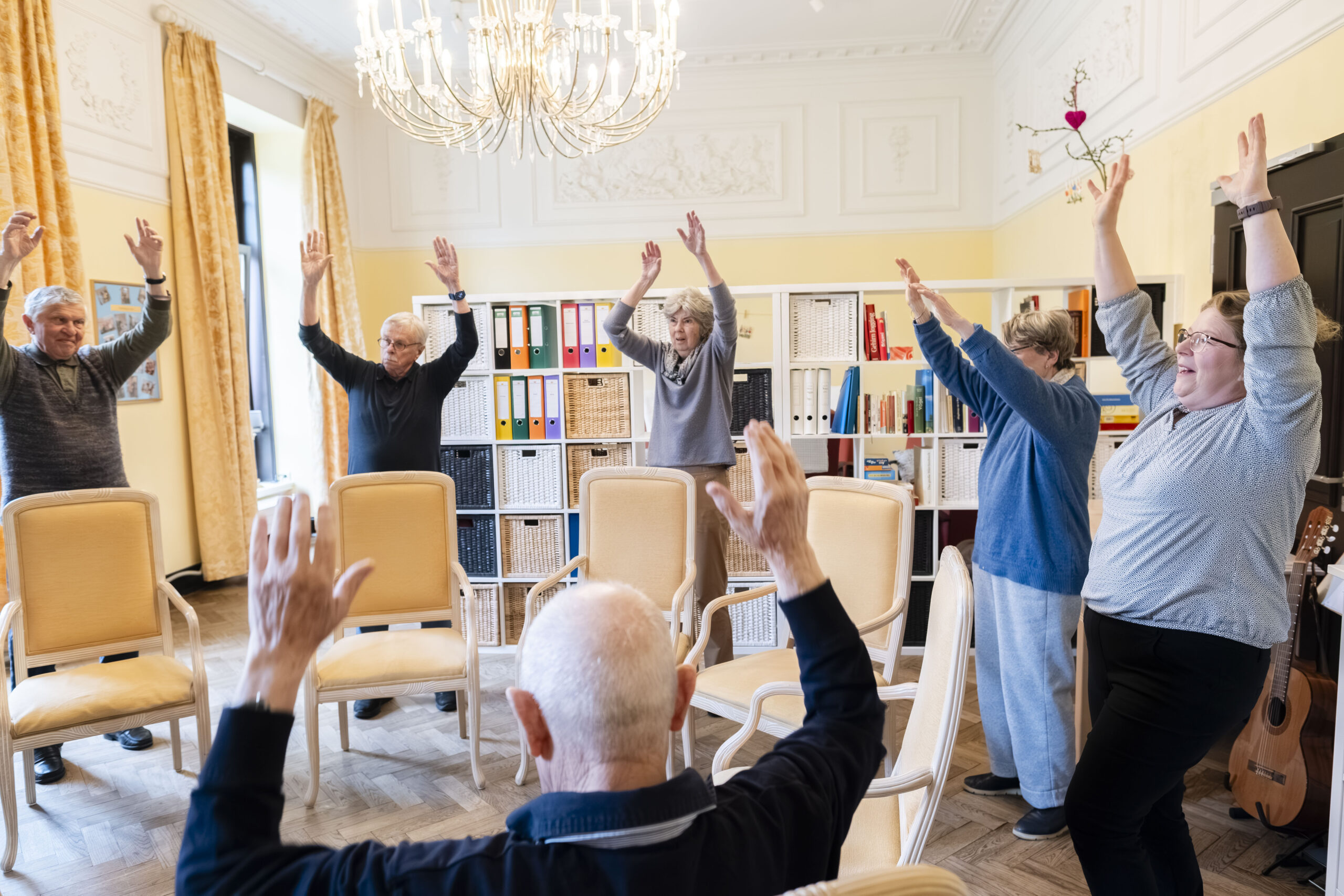 Die Besucher:innen bei der Gymnastik im Tagesdomizil Wellingsbüttel