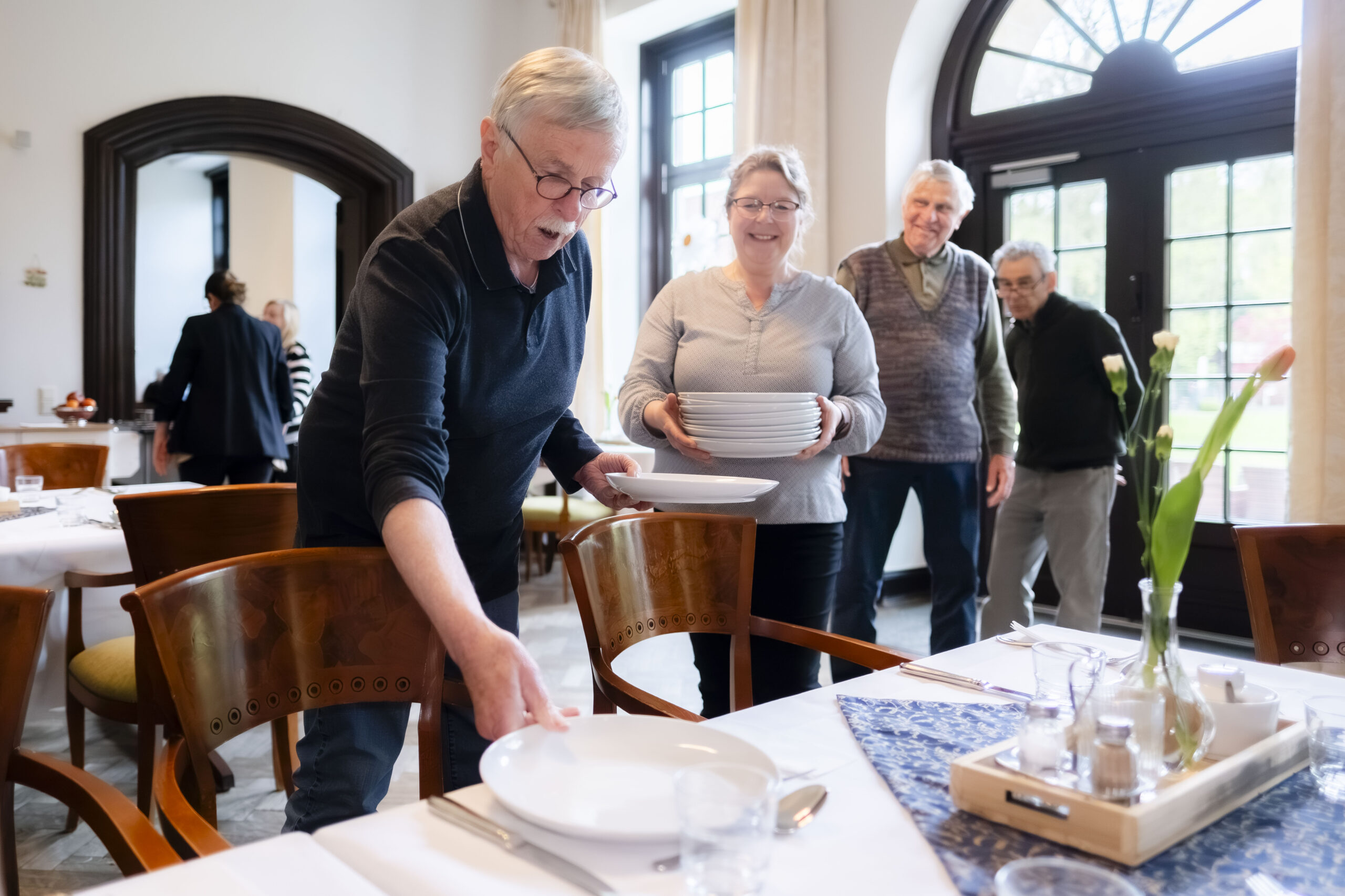 Die Besucher des Tagesdomizils beim Vorbereiten des Mittagessens