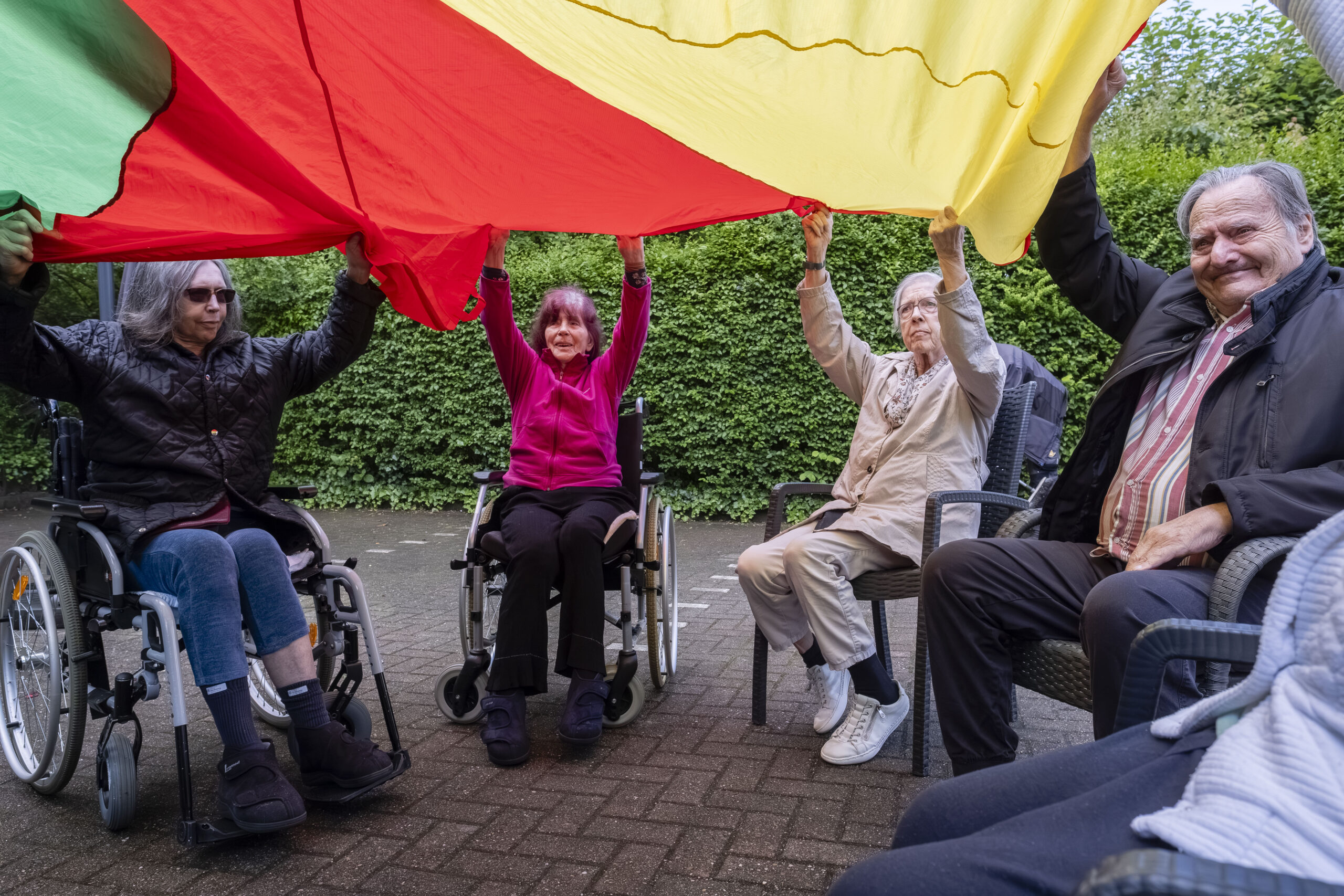 Bewohner verbringen Zeit im Garten des Rosendomizils