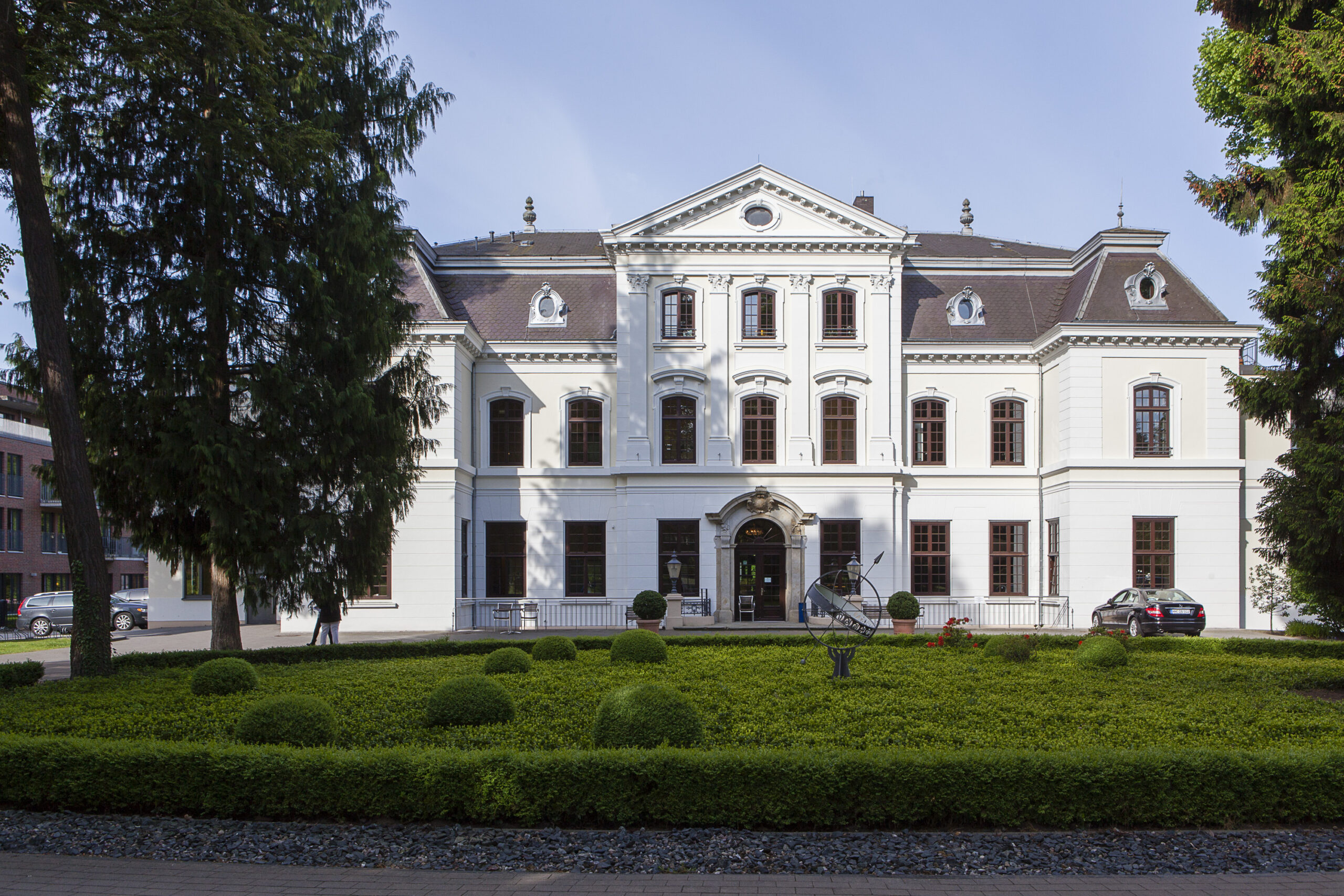 Das Herrenhaus in Wellingsbüttel, von der Einfahrt aus.