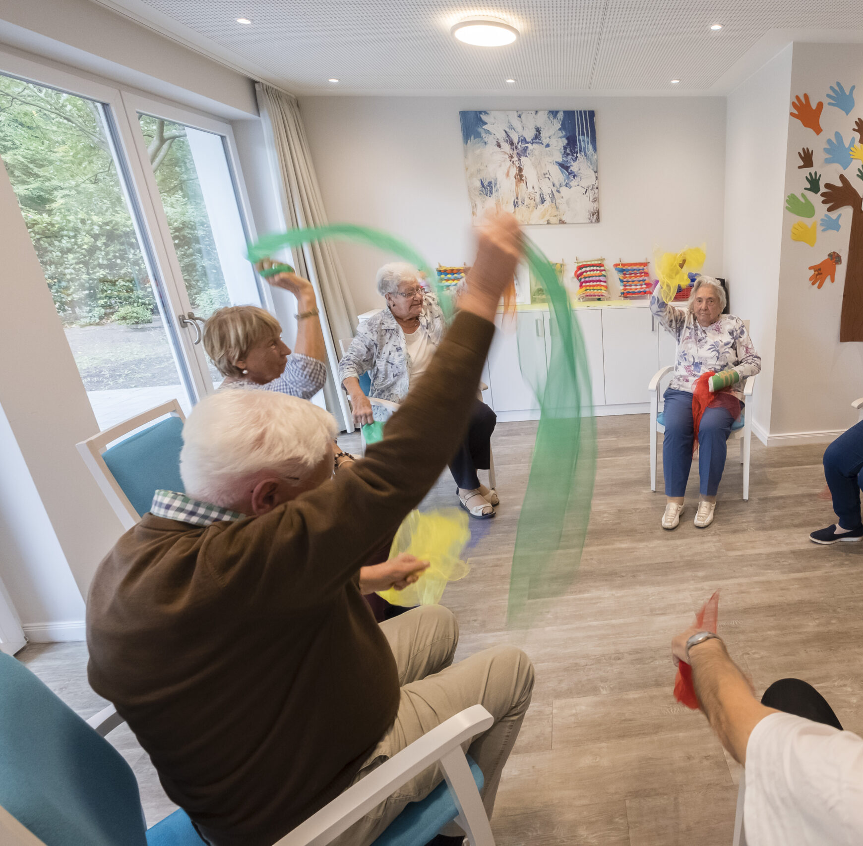 Die Besucher des Tagwerks bei der Sitzgymnastik.