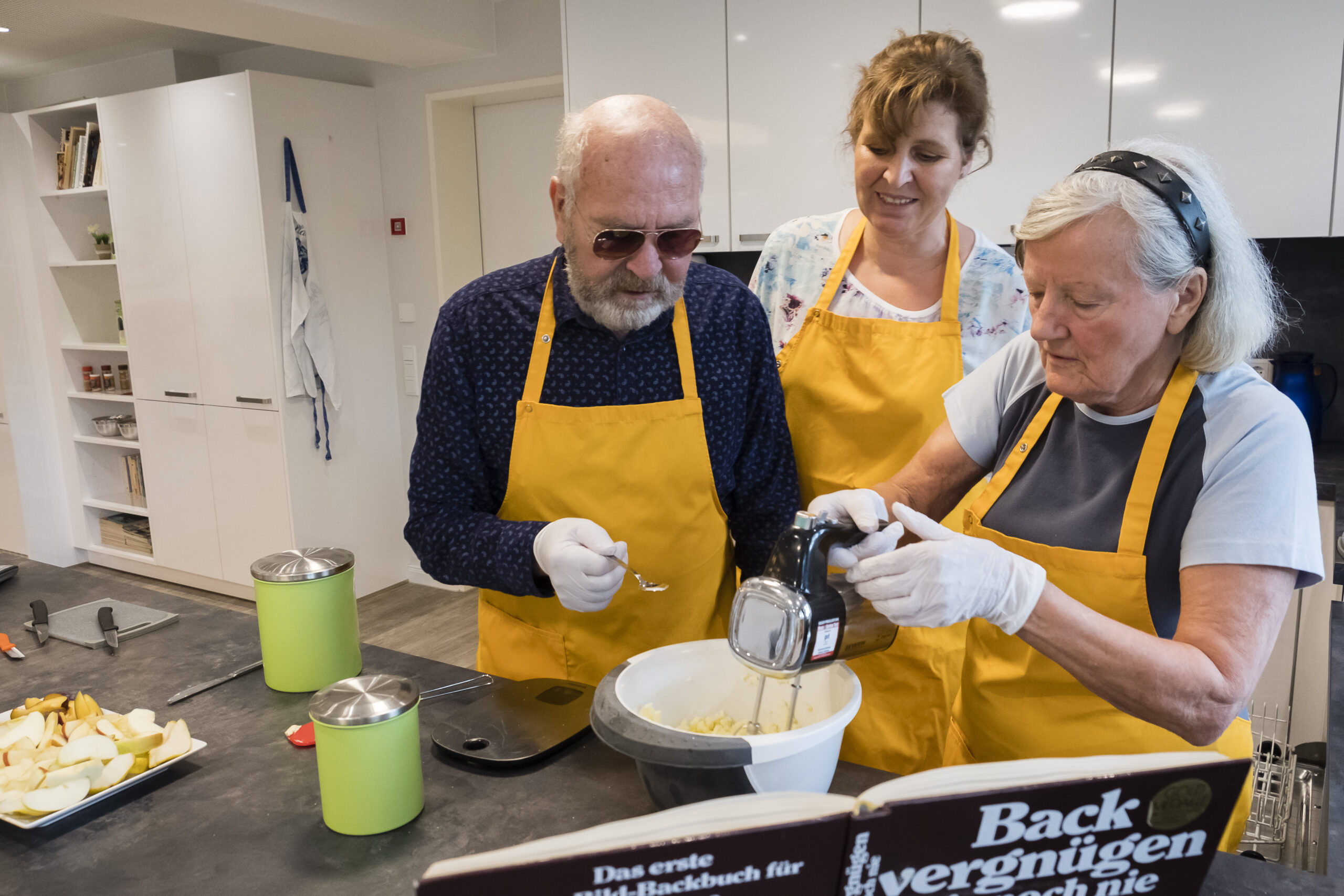 Besucher des Tagwerks beim Backen in der Küche.