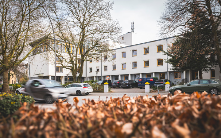 Das Haus Alstertal an einem Herbsttag von der Straße aus