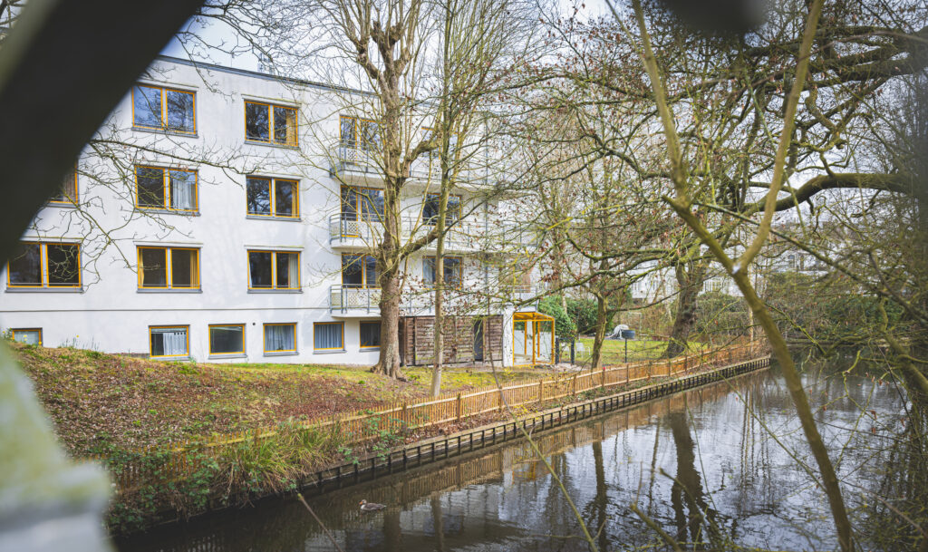 Das Haus Alstertal mit dem Wasserlauf in Hamburg Winterhude.