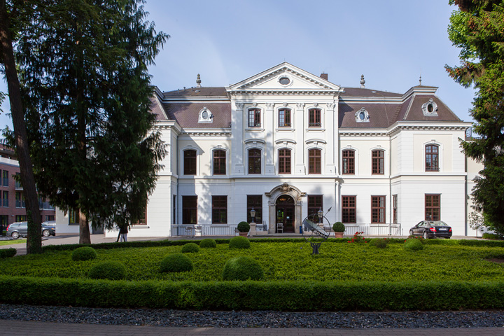 Das Herrenhaus Wellingsbüttel mit seiner eindrucksvollen grünen Einfahrt